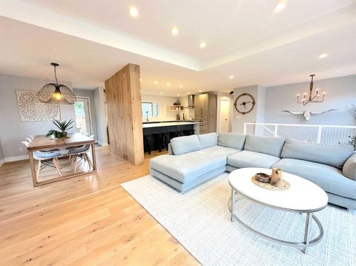 139 Wildwood Drive Sw, Calgary, AB - Indoor Photo Showing Living Room