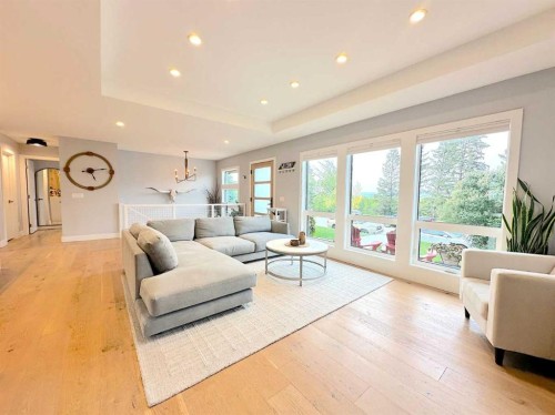 139 Wildwood Drive Sw, Calgary, AB - Indoor Photo Showing Living Room