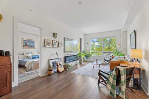 315-46 9 Street Ne, Calgary, AB - Indoor Photo Showing Living Room