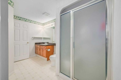 54-5790 Patina Drive Sw, Calgary, AB - Indoor Photo Showing Bathroom