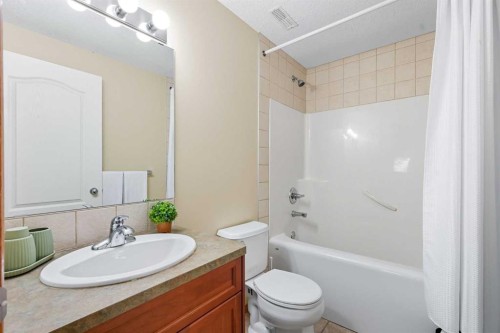 79 Hillcrest Boulevard, Strathmore, AB - Indoor Photo Showing Bathroom