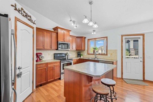 79 Hillcrest Boulevard, Strathmore, AB - Indoor Photo Showing Kitchen With Double Sink