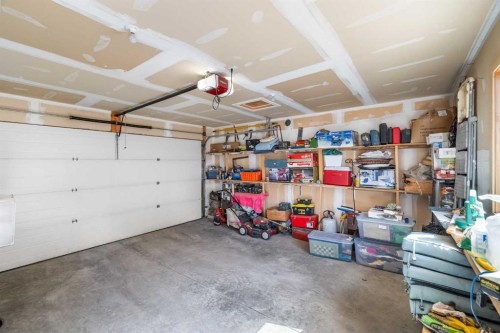 120 7 Avenue Ne, Calgary, AB - Indoor Photo Showing Garage