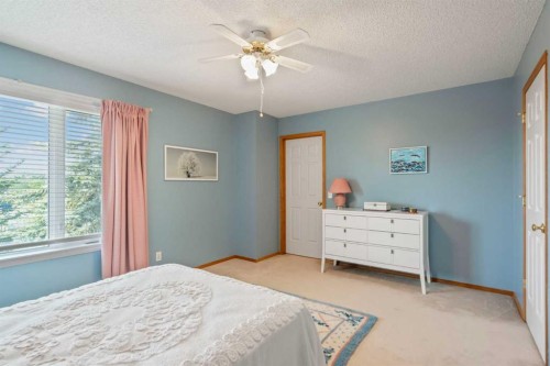 79 Scenic Gardens Nw, Calgary, AB - Indoor Photo Showing Bedroom