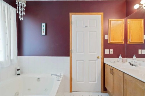 79 Scenic Gardens Nw, Calgary, AB - Indoor Photo Showing Bathroom