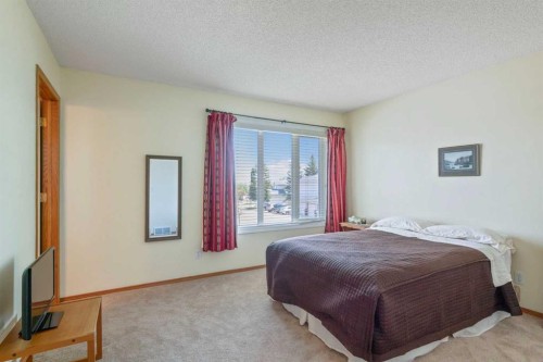 79 Scenic Gardens Nw, Calgary, AB - Indoor Photo Showing Bedroom