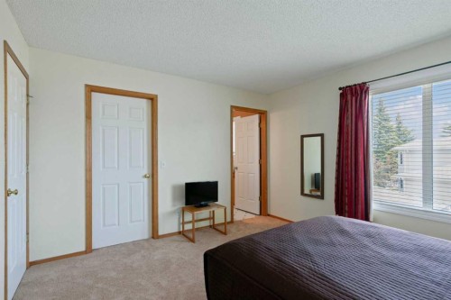 79 Scenic Gardens Nw, Calgary, AB - Indoor Photo Showing Bedroom