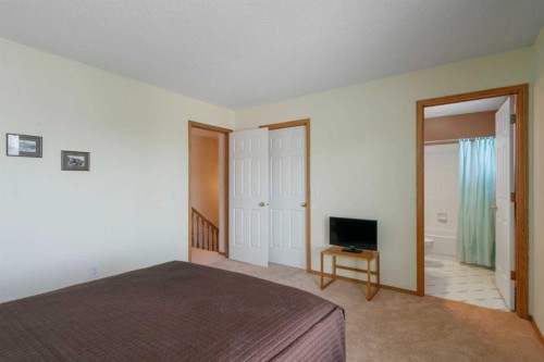 79 Scenic Gardens Nw, Calgary, AB - Indoor Photo Showing Bedroom