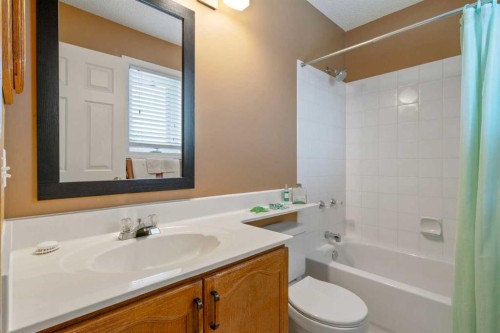 79 Scenic Gardens Nw, Calgary, AB - Indoor Photo Showing Bathroom