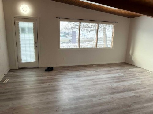 4704 14 Street Nw, Calgary, AB - Indoor Photo Showing Other Room