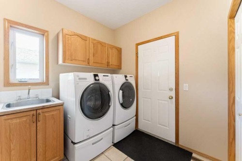 10 Grande Point Estates, Strathmore, AB - Indoor Photo Showing Laundry Room