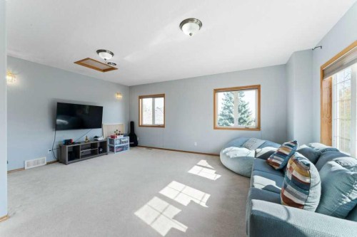 10 Grande Point Estates, Strathmore, AB - Indoor Photo Showing Living Room