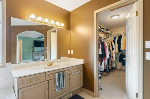 10 Grande Point Estates, Strathmore, AB - Indoor Photo Showing Bathroom