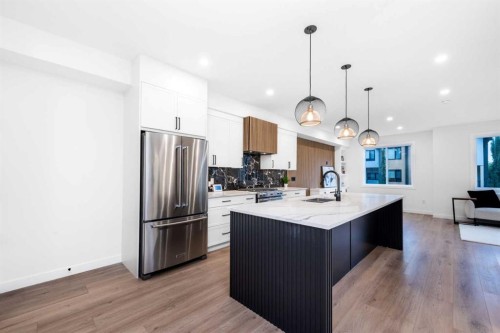 2402 Westmount Road Nw, Calgary, AB - Indoor Photo Showing Kitchen With Upgraded Kitchen
