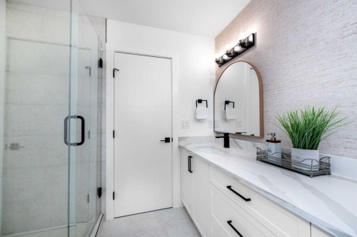 2402 Westmount Road Nw, Calgary, AB - Indoor Photo Showing Bathroom