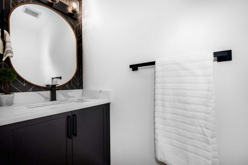 2402 Westmount Road Nw, Calgary, AB - Indoor Photo Showing Bathroom