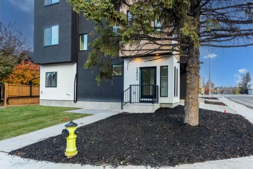 2402 Westmount Road Nw, Calgary, AB - Outdoor