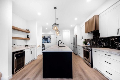 2402 Westmount Road Nw, Calgary, AB - Indoor Photo Showing Kitchen With Upgraded Kitchen