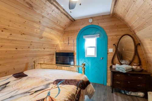 10 & 20-30061 Range Road 23, Rural Mountain View County, AB - Indoor Photo Showing Bedroom