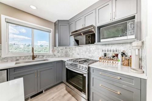 55 Edgeridge Circle Nw, Calgary, AB - Indoor Photo Showing Kitchen With Upgraded Kitchen