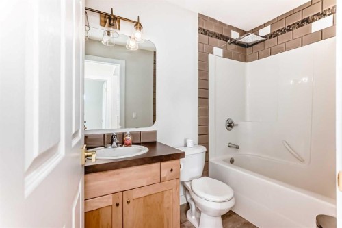 210 Copperleaf Bay Se, Calgary, AB - Indoor Photo Showing Bathroom