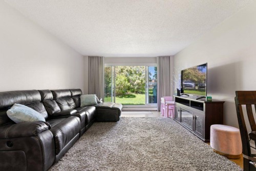 504-8948 Elbow Drive Sw, Calgary, AB - Indoor Photo Showing Living Room