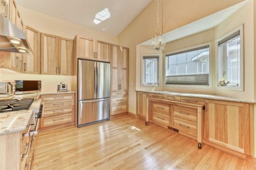 7 Scotia Landing Nw, Calgary, AB - Indoor Photo Showing Kitchen
