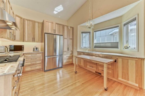 7 Scotia Landing Nw, Calgary, AB - Indoor Photo Showing Kitchen
