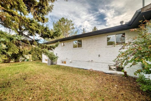 26 Dalgetty Place Nw, Calgary, AB - Outdoor