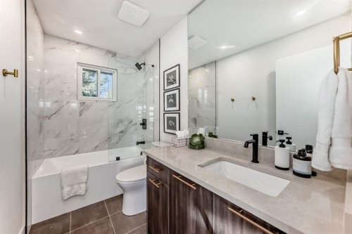 26 Dalgetty Place Nw, Calgary, AB - Indoor Photo Showing Bathroom
