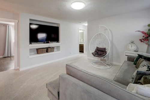213 Kingsmere Cove Se, Airdrie, AB - Indoor Photo Showing Living Room