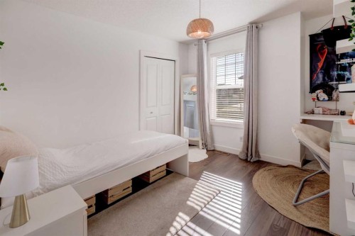 213 Kingsmere Cove Se, Airdrie, AB - Indoor Photo Showing Bedroom