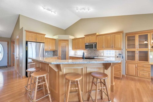 20 Hillcrest Boulevard, Strathmore, AB - Indoor Photo Showing Kitchen With Upgraded Kitchen