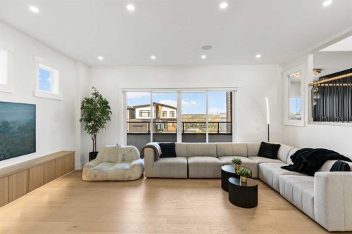 467 Patterson Boulevard Sw, Calgary, AB - Indoor Photo Showing Living Room