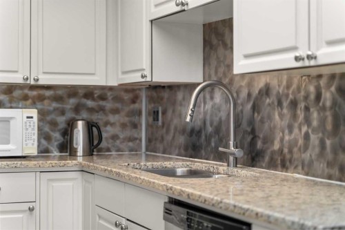 403-1334 14 Avenue Sw, Calgary, AB - Indoor Photo Showing Kitchen