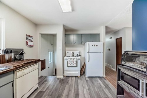 126 Springwood Drive Sw, Calgary, AB - Indoor Photo Showing Kitchen