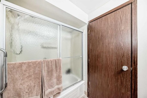126 Springwood Drive Sw, Calgary, AB - Indoor Photo Showing Bathroom
