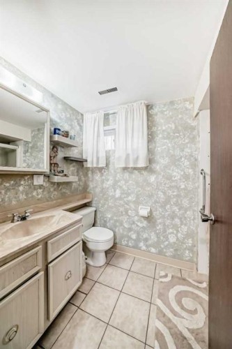 126 Springwood Drive Sw, Calgary, AB - Indoor Photo Showing Bathroom