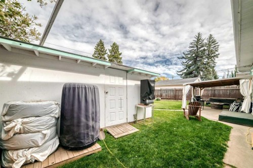 126 Springwood Drive Sw, Calgary, AB - Outdoor