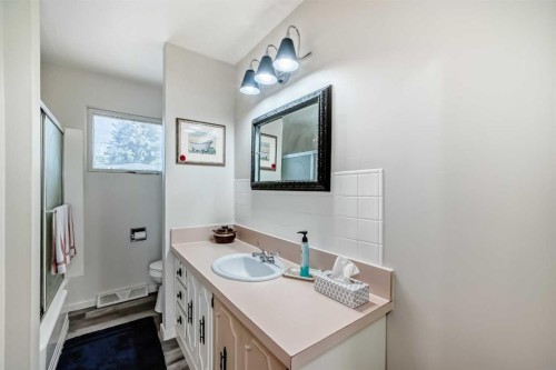 126 Springwood Drive Sw, Calgary, AB - Indoor Photo Showing Bathroom
