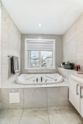 3149 Winspear Crescent Sw, Edmonton, AB - Indoor Photo Showing Bathroom