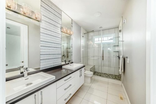 3149 Winspear Crescent Sw, Edmonton, AB - Indoor Photo Showing Bathroom