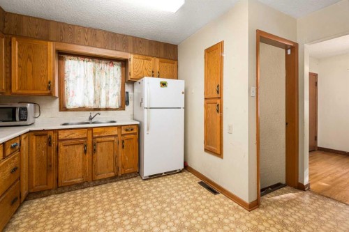 2616 22 Street Nw, Calgary, AB - Indoor Photo Showing Kitchen With Double Sink