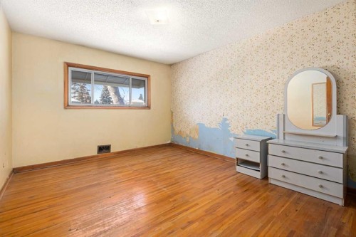 2616 22 Street Nw, Calgary, AB - Indoor Photo Showing Other Room