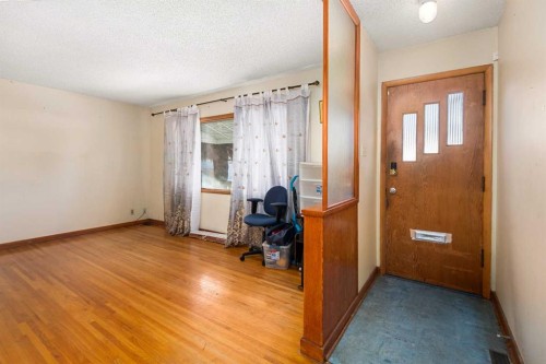 2616 22 Street Nw, Calgary, AB - Indoor Photo Showing Other Room