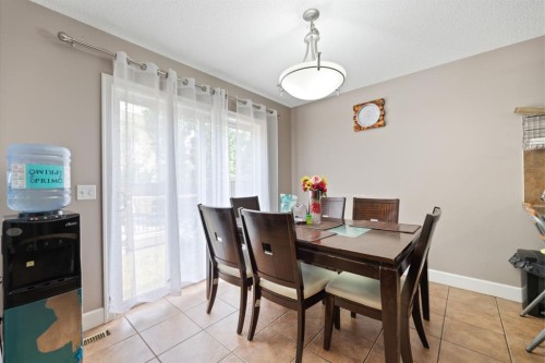 935 Windhaven Close Sw, Airdrie, AB - Indoor Photo Showing Dining Room
