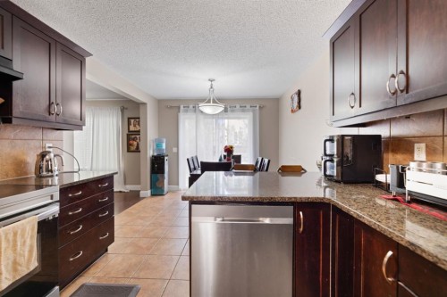 935 Windhaven Close Sw, Airdrie, AB - Indoor Photo Showing Kitchen