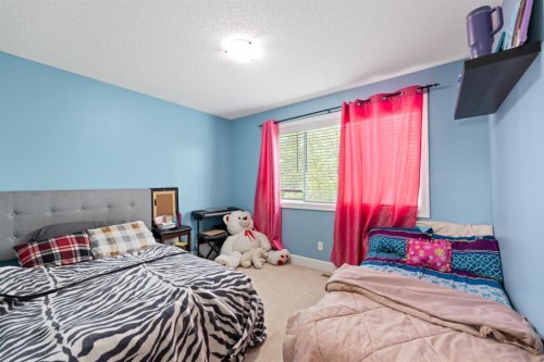 935 Windhaven Close Sw, Airdrie, AB - Indoor Photo Showing Bedroom
