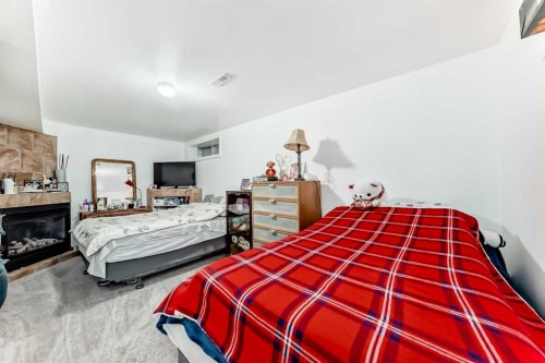 79 Hidden Crescent Nw, Calgary, AB - Indoor Photo Showing Bedroom