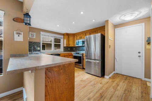258-20 Midpark Crescent Se, Calgary, AB - Indoor Photo Showing Kitchen